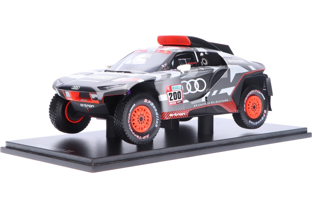 Audi-RS-Q-e-tron-18S826_13159580006478269Frank PendersAudi-RS-Q-e-tron-18S826_Houseofmodelcars_.jpg