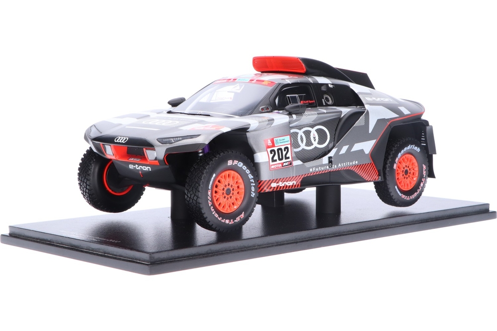 Audi-RS-Q-e-tron-18S827_13159580006478276Frank PendersAudi-RS-Q-e-tron-18S827_Houseofmodelcars_.jpg