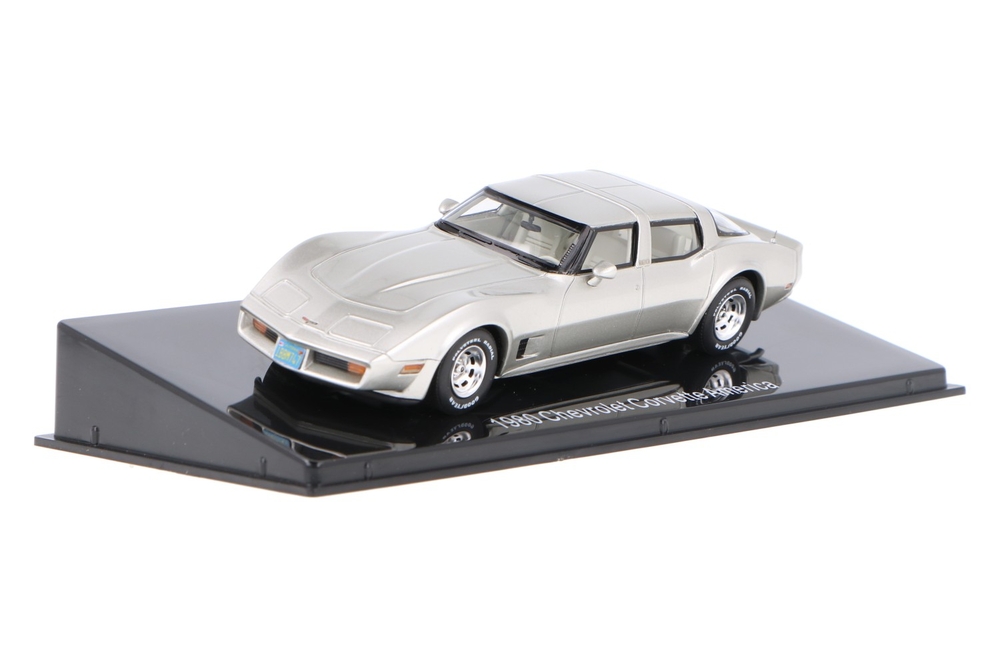 Chevrolet-Corvette-America-EMUS43010B_1315757347350120Frank PendersChevrolet-Corvette-America-EMUS43010B_Houseofmodelcars_.jpg