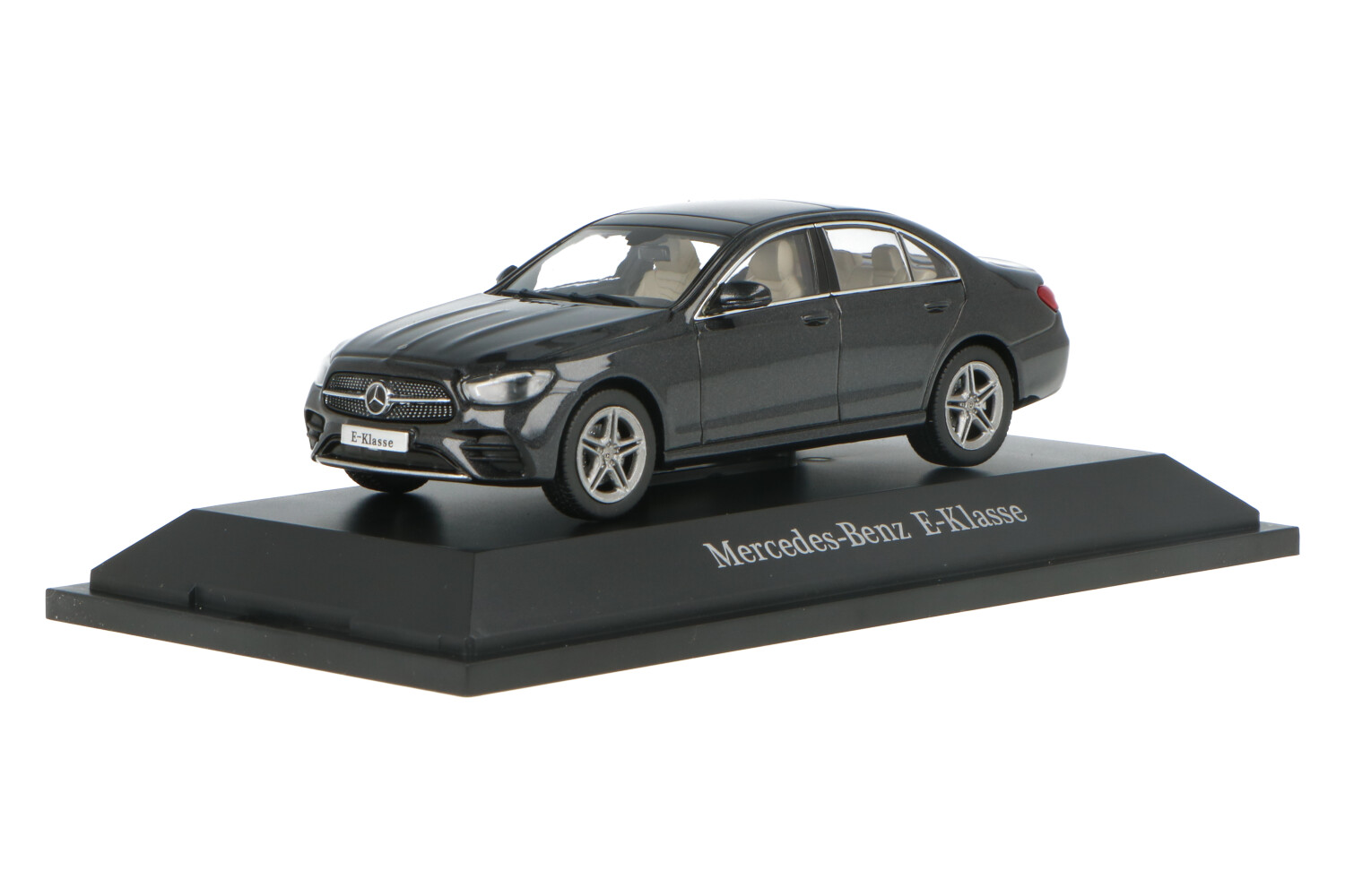 Mercedes_E_Klasse_B66960499_13